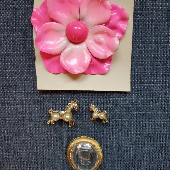 Large Collection of Vintage Costume Jewelry - Picture 5 of 7